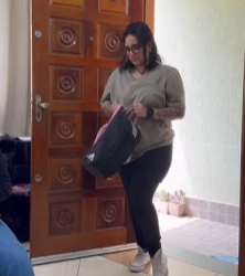 L0101007 Ela tentou corrigir sua sobrinha por seu mal compo parte 2