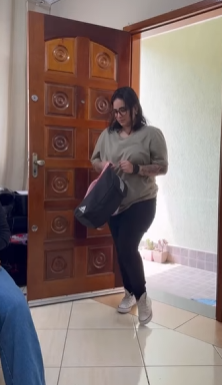 L0101007 Ela tentou corrigir sua sobrinha por seu mal compo parte 2