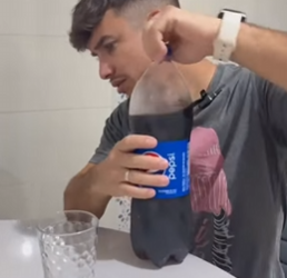 L2718002 As crianças imitam as ações dos adultos parte 2