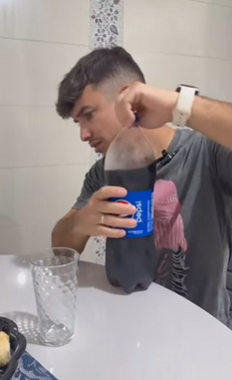 L2718002 As crianças imitam as ações dos adultos parte 2