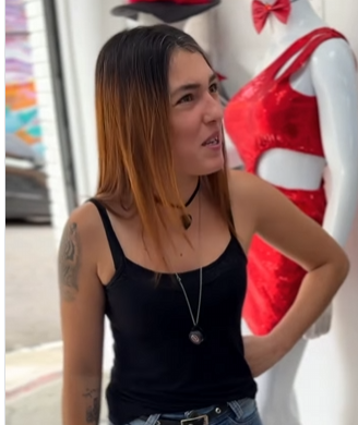 L0104004 Ela se fez passar por manequim para se esconder da part2