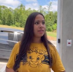 L2724007 Ela ajudou sozinha uma mulher pobre trazendo comid parte 2