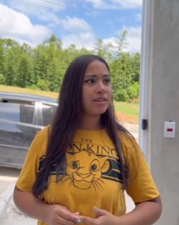 L2724007 Ela ajudou sozinha uma mulher pobre trazendo comid parte 2