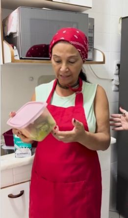 L2815006 Patroa sem noção ofereceu restos de comida pra emp parte 2