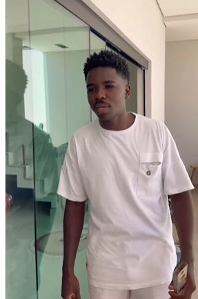 L2824003 Jovem vendia shampoo condicionador tinha vário parte 2