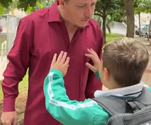 L2826005 Menino humilde ensina uma grande lição ao menino part2