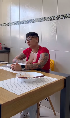 L2901002 Ela foi visitar amiga sem saber quanto cobraria part2