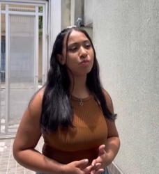 L2901007 Ela negou uma refeição uma criança, enquanto part2