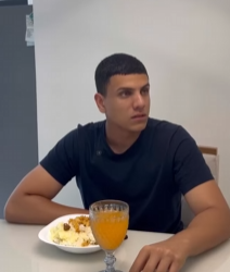 L2924004 Ele ainda come macarrão dá pão água ao filho part2