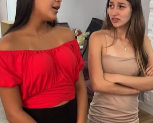 L2926001 Ela só tinha dinheiro para apenas uma de suas filh part2