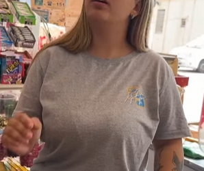 L2926003 Ela não queria vender para essa garota por causa part2