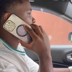 L3001007 Mulher chegou de Nova York com um iPhone para part2