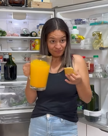 L0801003 Amiga entra na casa dos outros pra comer tudo da part2