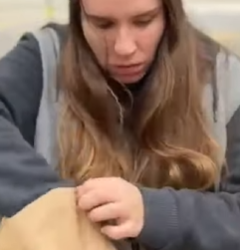 L0412001 Ele esqueceu um envelope olha que ela vai faze part2