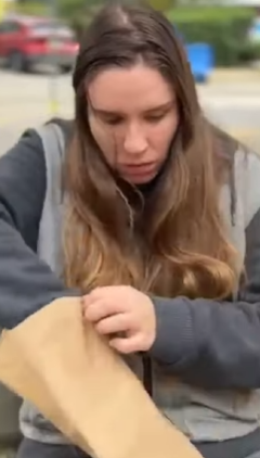 L0412001 Ele esqueceu um envelope olha que ela vai faze part2