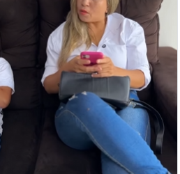 L0420004 Ela permitiu que seu filho fosse mal criado com um part2