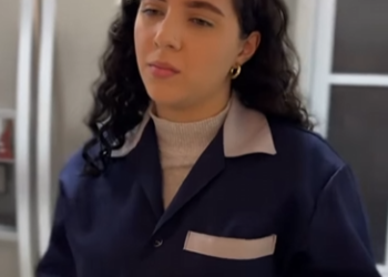 L0526001 mulher solitaria triste faz seus filhos acredit part2