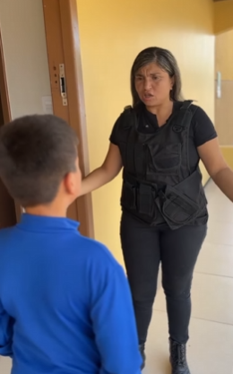 L0520004 Seguranc na deixa garoto entrar, mas na imag part2