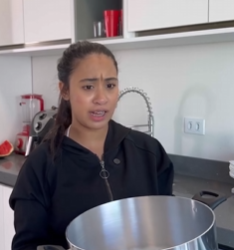 L0524002 Você não pode negar comida mas essa mulher não tem part2