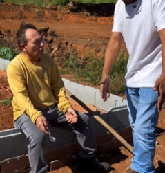 L0609005 Este gerente de obras caiu do cavalo ao humilhar part2