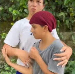 L0705006 Menino ajuda um homem maduro perdido na selva part2