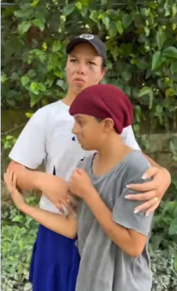 L0705006 Menino ajuda um homem maduro perdido na selva part2