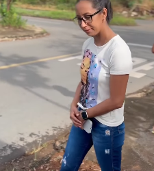 L0709004 Mulher larga filhos pequenos em casa pra encontrar part2