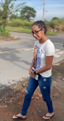 L0709004 Mulher larga filhos pequenos em casa pra encontrar part2