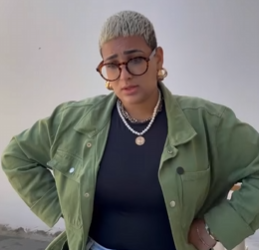 L0724004 Convidou suas amigas para comer em um restaurante, parte 2