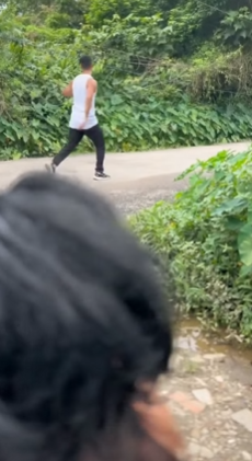 L2105001 Mulher em perigo no parque dram part2