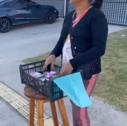 L1409001 Vendedora ambulante da show honestidade ganha gran part2