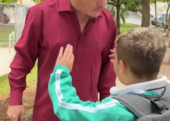 L1004003 Menino humilde ensina uma grande lição ao menino part2