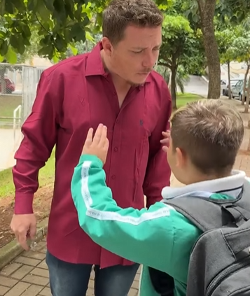 L1004003 Menino humilde ensina uma grande lição ao menino part2