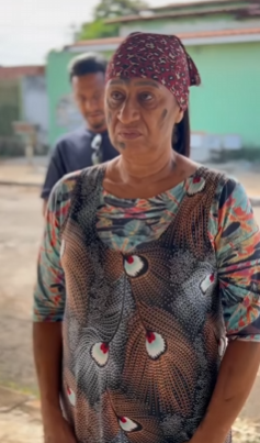 L1009004 Garota dá exemplo de amor ao próximo part2