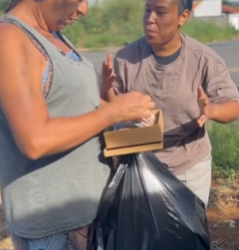 L1009003 Catadora de material reciclável encontrou uma caix part2