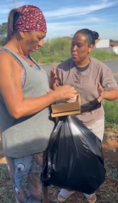 L1009003 Catadora de material reciclável encontrou uma caix part2