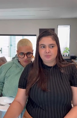 L0224004 Ela testou comida das amigas dessa maneira voc part2