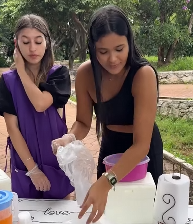 L1704003 Ela se vestia assim para vender sem imaginar que part2