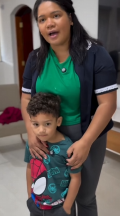 L1418004 UM GESTO LINDO