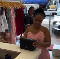 L1109005 Funcionária de loja pegou no flagra cliente trocan part2