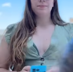 L1112001 Ela julgou rapaz olha surpresa que el part2