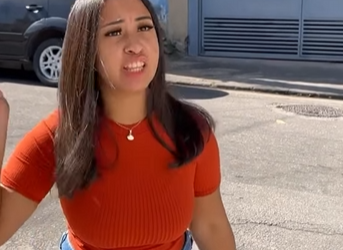 L1201005 Ela vende casa com todos os inquilinos dentro po part2