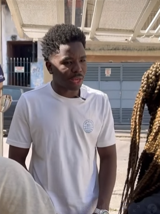 L1201004 Ele chega de viagem para conhecer essa garota es part2