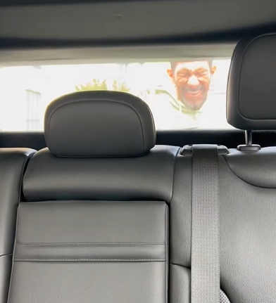 L1209003 Milionário dá um caminhonete cheio de dinheiro par part2