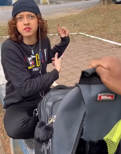 L1209004 Milionário dá um macbook um bolo de dinheiro par part2