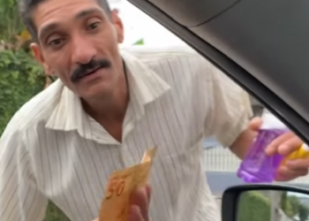 L1309003 Milionário dá carro de luxo para limpador de para part2