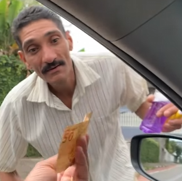 L1309003 Milionário dá carro de luxo para limpador de para part2