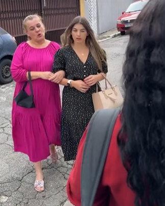 L0304004 Ela menosprezou criticou filha do vizinho sem part2