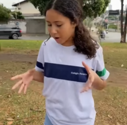 L2401002_Menina zomba de colega seu pai repreende da fo parte 2