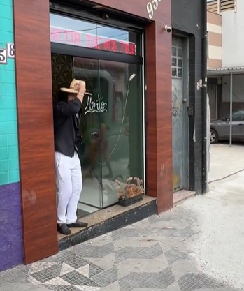 L2404004 Esconderam os perfumes no chapéu… parte 2